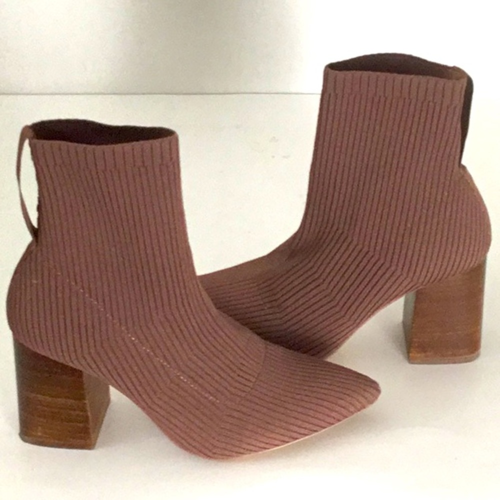 Chic Ribbed Ankle Boots in Brown
